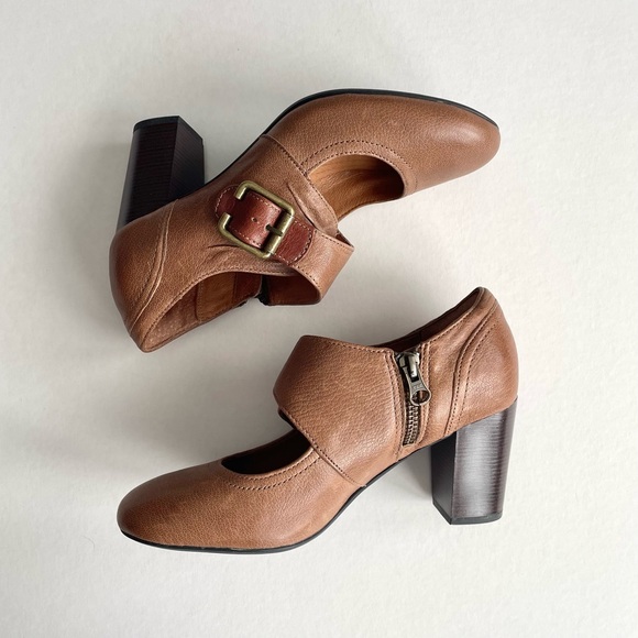 Indigo by Clarks Town Club Heel in Taupe - Picture 5 of 10